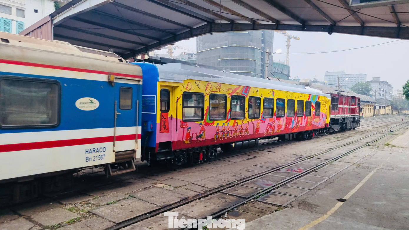 Nhằm gia tăng nhu cầu trải nghiệm của hành khách đi tàu trong đêm giao thừa, năm nay, lần đầu tiên ngành đường sắt tổ chức “chuyến tàu Xuân” có hành trình từ Hà Nội vào TPHCM và ngược lại. Nhằm gia tăng nhu cầu trải nghiệm của hành khách đi tàu trong đêm giao thừa, năm nay, lần đầu tiên ngành đường sắt tổ chức “chuyến tàu Xuân” có hành trình từ Hà Nội vào TPHCM và ngược lại.