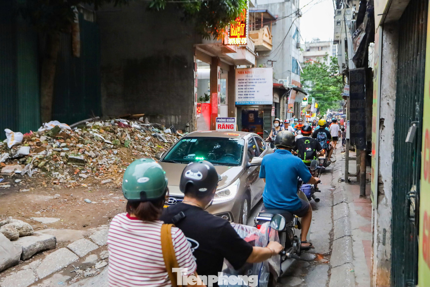 Con ngõ rộng khoảng 5m, thậm chí 50m đoạn đầu đường Nguyễn Khang chỉ rộng khoảng 2,5m, nhưng hàng ngày có rất nhiều xe cộ từ các trục đường Xuân Thủy - Dịch Vọng - Cầu Giấy qua con ngõ này để ra đường Láng và ngược lại, khiến con ngõ này thường xuyên rơi vào tình trạng quá tải. Con ngõ rộng khoảng 5m, thậm chí 50m đoạn đầu đường Nguyễn Khang chỉ rộng khoảng 2,5m, nhưng hàng ngày có rất nhiều xe cộ từ các trục đường Xuân Thủy - Dịch Vọng - Cầu Giấy qua con ngõ này để ra đường Láng và ngược lại, khiến con ngõ này thường xuyên rơi vào tình trạng quá tải.