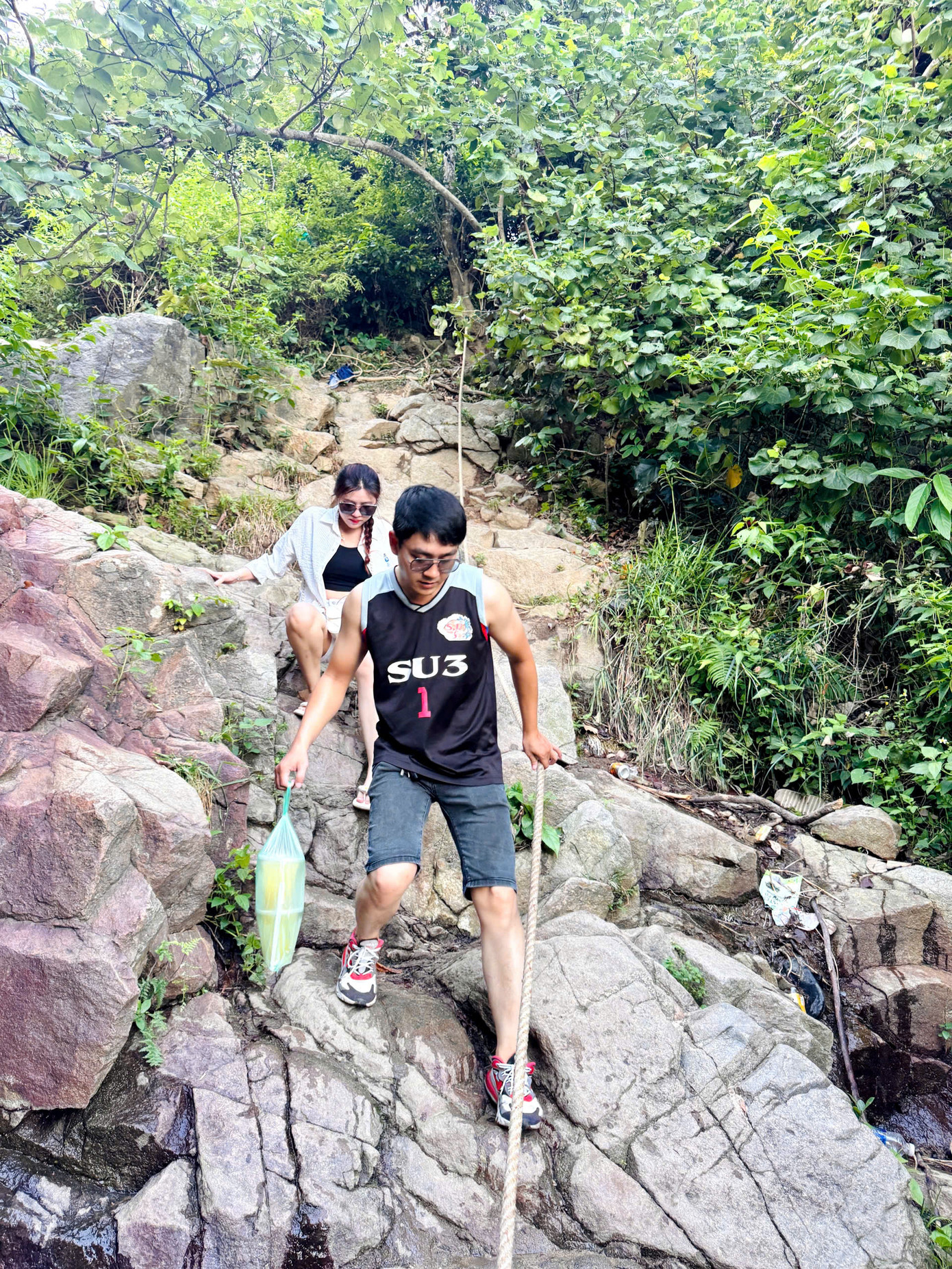 Khi lên bán đảo Sơn Trà, du khách phải đi bộ hơn 1km đường rừng với nhiều dốc cao dựng đứng và cây cối um tùm, rất khó di chuyển. Với những du khách nữ, đây sẽ là thử thách thực sự khó khăn nhưng cũng rất thú vị. Khi lên bán đảo Sơn Trà, du khách phải đi bộ hơn 1km đường rừng với nhiều dốc cao dựng đứng và cây cối um tùm, rất khó di chuyển. Với những du khách nữ, đây sẽ là thử thách thực sự khó khăn nhưng cũng rất thú vị.