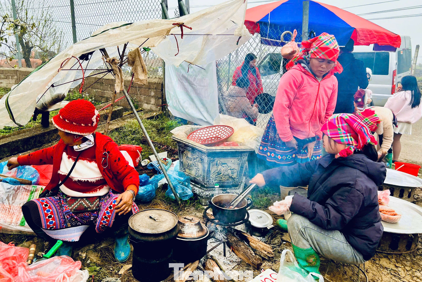 "Du khách nếu muốn chiêm ngưỡng mùa hoa mận rực rỡ cần lên kế hoạch tới Mộc Châu sớm. Tốt nhất là không nên đi vào cuối tuần để tránh tắc đường, đông người", anh Tiểu Bảo, chủ nhà vườn mận ở Mộc Châu cho biết.