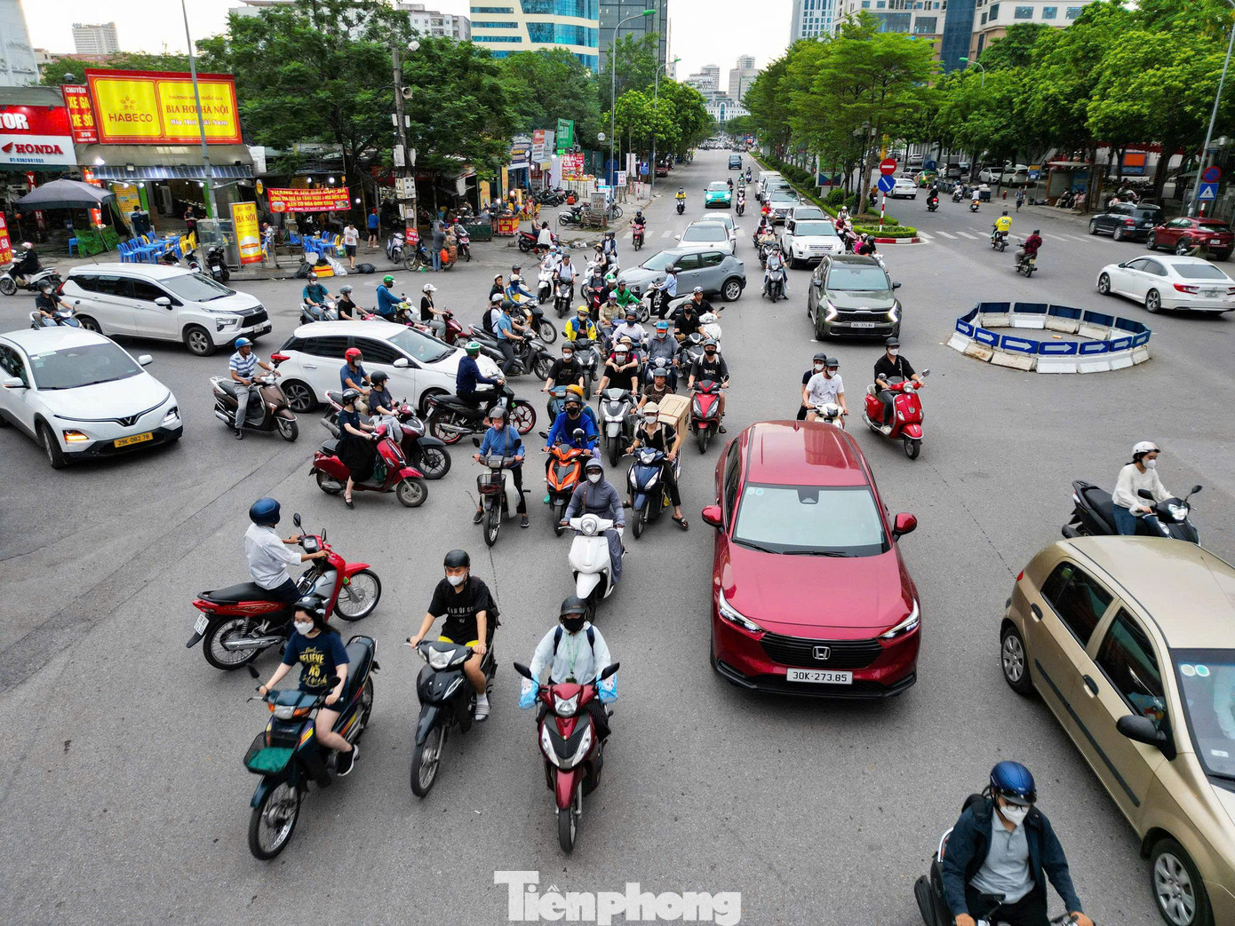 Khu vực này dày đặc các tòa nhà văn phòng, cơ sở y tế, trường học và dân cư đông đúc... đang gây áp lực lớn lên hạ tầng giao thông.