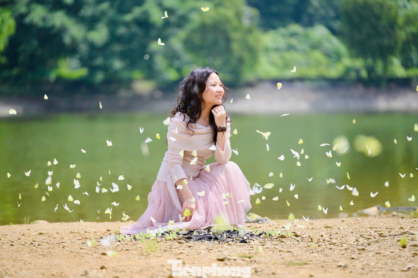 Nhiếp ảnh gia Huy Hoàng vừa có chuyến du lịch, khám phá Vườn quốc gia Cúc Phương chia sẻ: "Thật ra ban đầu tôi chỉ định đến Cúc Phương để thư giãn và tìm cảm hứng mới sáng tác. Nhưng khoảnh khắc thấy hàng ngàn con bướm bay rợp trời, tôi như bị "hút hồn", cảm giác như bước vào một thế giới cổ tích. Cảnh tượng ấy vừa mong manh, vừa kỳ diệu, khiến tôi ngay lập tức muốn cầm máy lên và lưu giữ nó bằng ống kính của mình nhiều lần".