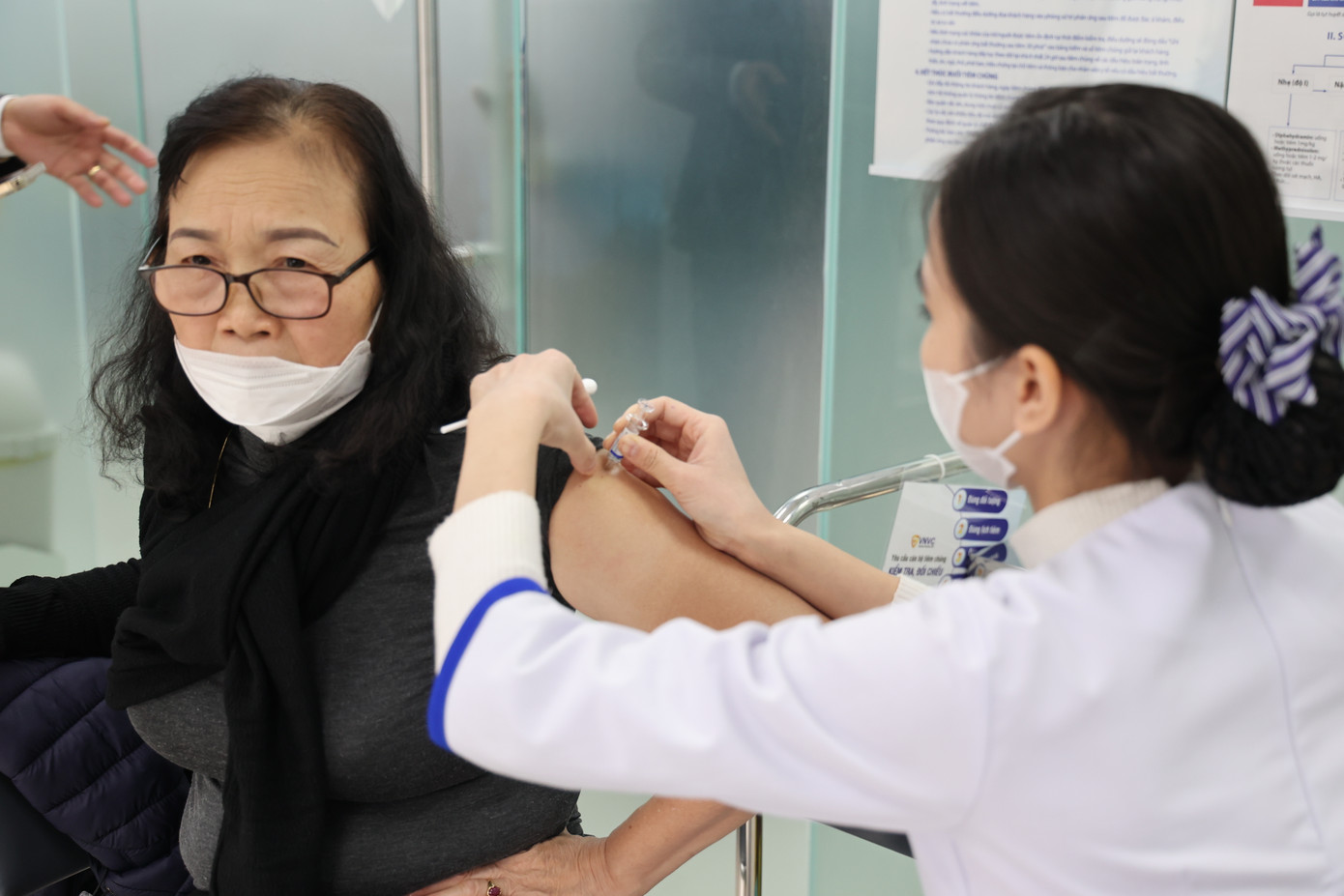 Ở người cao tuổi và mắc bệnh nền, vắc xin giúp giảm 70-80% tỷ lệ tử vong có liên quan đến cúm. Tiêm cúm ngoài bảo vệ mẹ còn giúp truyền kháng thể thụ động cho trẻ sơ sinh khi sinh ra, giảm 51% nguy cơ thai chết lưu, giảm 72% nguy cơ trẻ dưới 6 tháng tuổi nhập viện do cúm. Tiêm vắc xin không chỉ giúp bảo vệ sức khỏe bản thân mà tạo miễn dịch cộng đồng, bảo vệ những người chưa được tiêm chủng. Ở người cao tuổi và mắc bệnh nền, vắc xin giúp giảm 70-80% tỷ lệ tử vong có liên quan đến cúm. Tiêm cúm ngoài bảo vệ mẹ còn giúp truyền kháng thể thụ động cho trẻ sơ sinh khi sinh ra, giảm 51% nguy cơ thai chết lưu, giảm 72% nguy cơ trẻ dưới 6 tháng tuổi nhập viện do cúm. Tiêm vắc xin không chỉ giúp bảo vệ sức khỏe bản thân mà tạo miễn dịch cộng đồng, bảo vệ những người chưa được tiêm chủng.