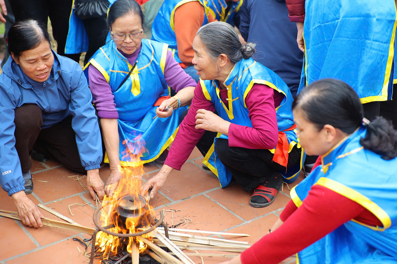 Các thành viên khác thì đun sôi nồi nước trước khi cho gạo vào. Không khí cuộc thi diễn ra rất khẩn trương vì các đội chỉ có khoảng 30 phút từ lúc kéo lửa đến khi cơm chín. Các thành viên khác thì đun sôi nồi nước trước khi cho gạo vào. Không khí cuộc thi diễn ra rất khẩn trương vì các đội chỉ có khoảng 30 phút từ lúc kéo lửa đến khi cơm chín.