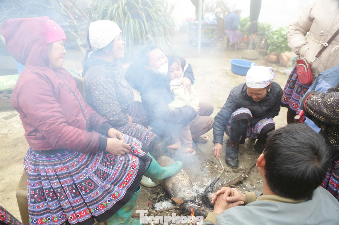 Để xua tan cái lạnh đặc trưng nơi vùng cao sương giá, người dân bán đào Tết đốt lửa sưởi ấm chờ khách. Để xua tan cái lạnh đặc trưng nơi vùng cao sương giá, người dân bán đào Tết đốt lửa sưởi ấm chờ khách.