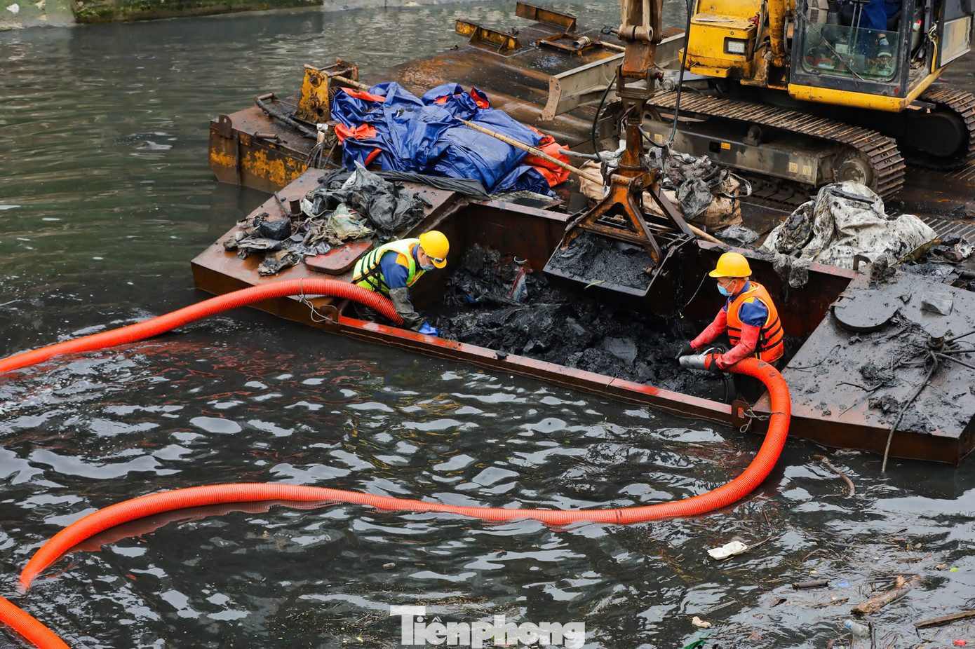 Đại diện Công ty TNHH một thành viên Thoát nước Hà Nội cho biết, trên sông Tô Lịch, công nhân hiện đang thu gom, vớt rác phế thải thường xuyên, đảm bảo môi trường cảnh quan và nạo vét bùn chuẩn bị cho kế hoạch thoát nước mùa mưa năm 2025.