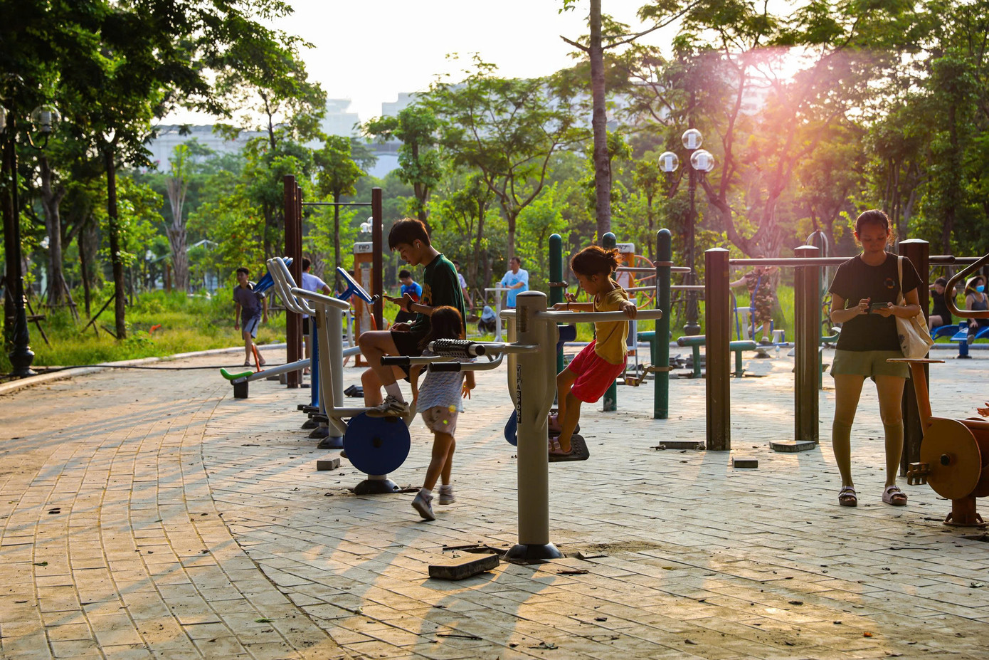 Nhiều đoạn lối đi bị chắn bởi vật liệu xây dựng, máy móc đặt sát khu vực tập luyện. Cát đá vương vãi, mặt đường lồi lõm khiến người đi bộ, đặc biệt là người cao tuổi, dễ trượt ngã. "Di chuyển vừa phải né công nhân đang làm việc, vừa phải tránh thiết bị thi công vận hành, người dân chúng tôi không khỏi lo lắng nhưng vẫn cố tập luyện vì không còn lựa chọn nào khác, do thiếu các điểm vui chơi công cộng", anh Công Sơn nhà ở đường Nguyễn Khang chia sẻ.