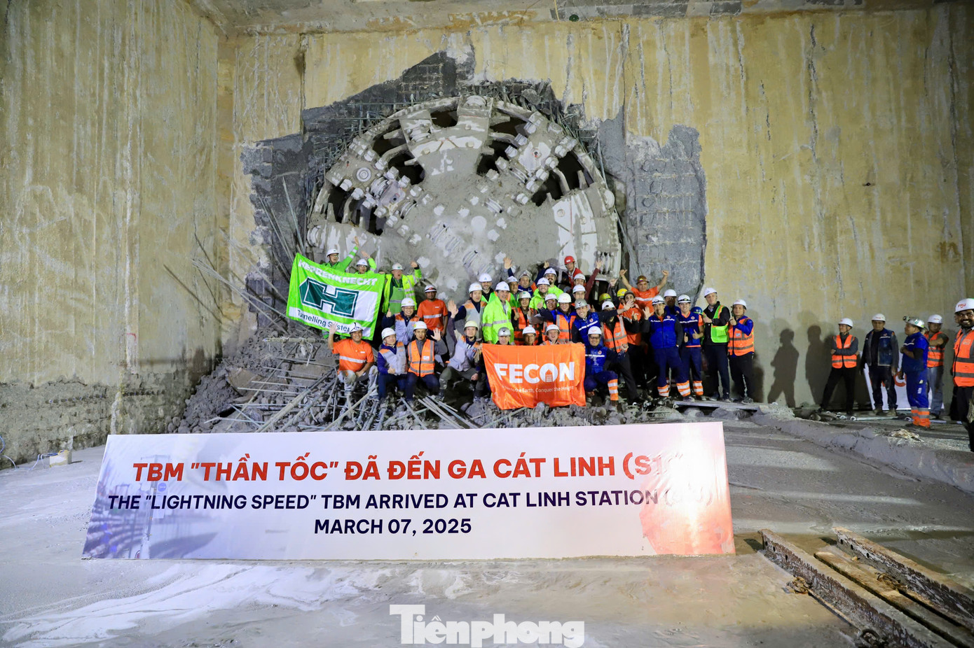 Đến 10 giờ ngày 7/3, TBM xuyên lòng đất tiến vào ga S10-Cát Linh, đánh dấu cột mốc quan trọng của dự án. Đến 10 giờ ngày 7/3, TBM xuyên lòng đất tiến vào ga S10-Cát Linh, đánh dấu cột mốc quan trọng của dự án.