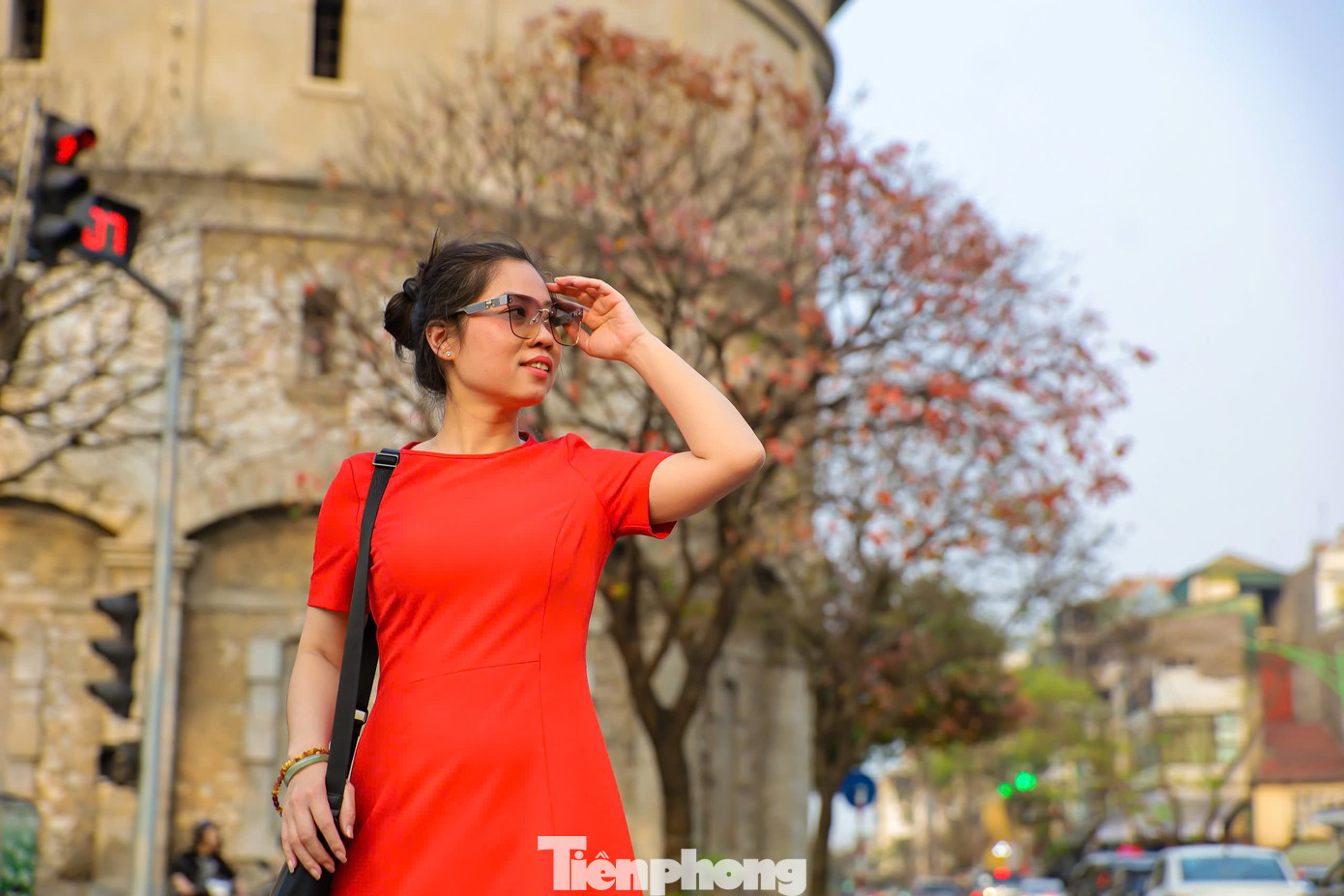 Các bạn trẻ tranh thủ đi dạo phố chụp ảnh check-in lưu giữ lại khoảng khắc tuyệt đẹp mùa cây thay lá. Các bạn trẻ tranh thủ đi dạo phố chụp ảnh check-in lưu giữ lại khoảng khắc tuyệt đẹp mùa cây thay lá.