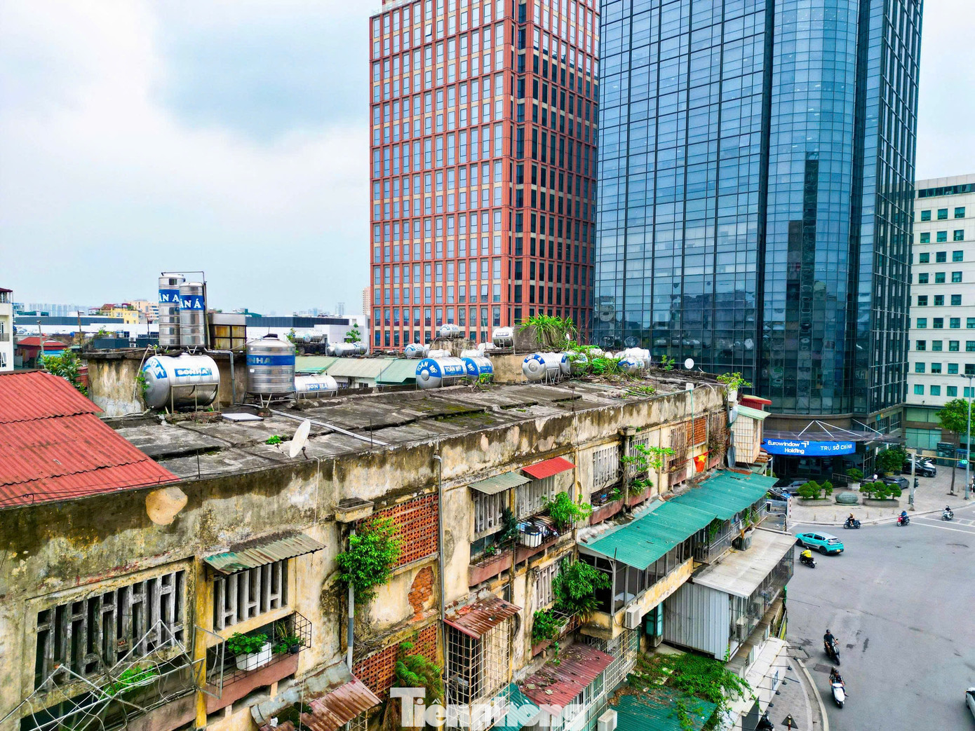 Sự đối lập ấy là hai “hơi thở” cuộc sống khác nhau của Thủ đô đang chuyển mình từng ngày.