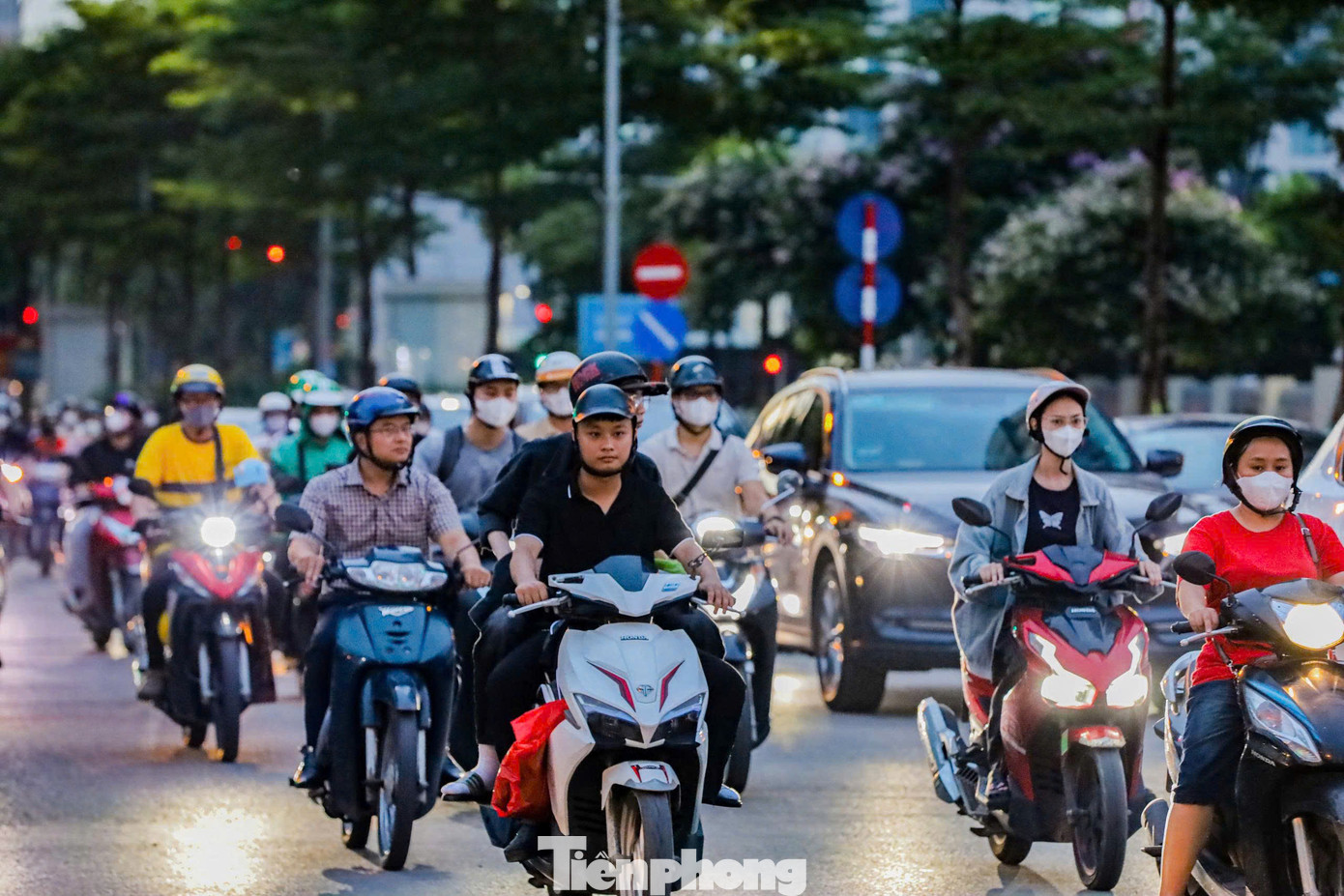 Lượng xe máy, ô tô ken đặc kéo dài tới vòng xuyến Tôn Thất Thuyết trong giờ tan tầm hàng ngày.