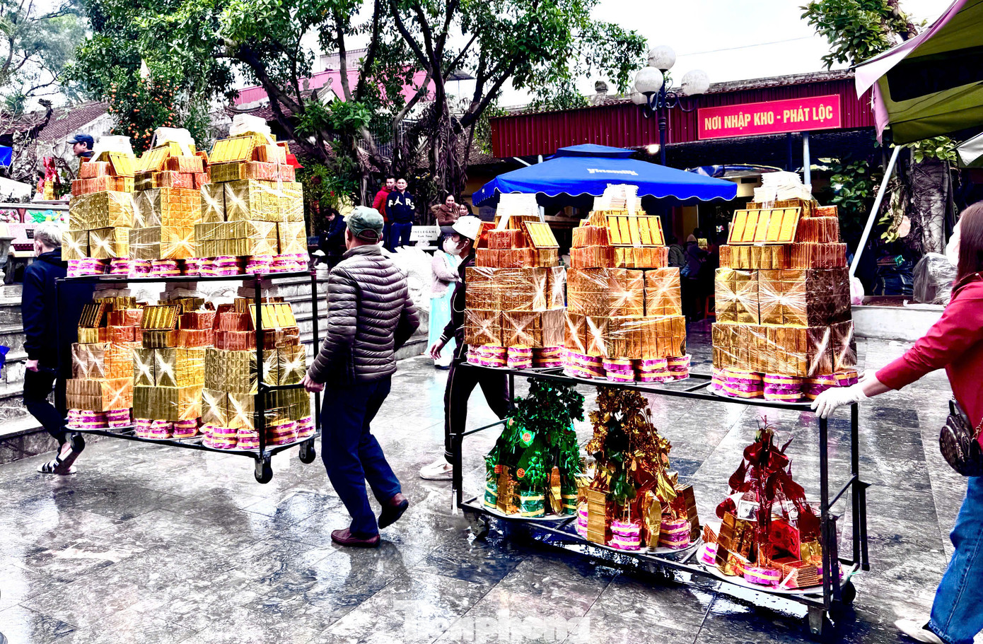 Những mâm lễ thịnh soạn trọn gói bao gồm mâm cỗ, có cả kèm người bưng mâm được các tiểu thương vận chuyển liên tục lên đền.