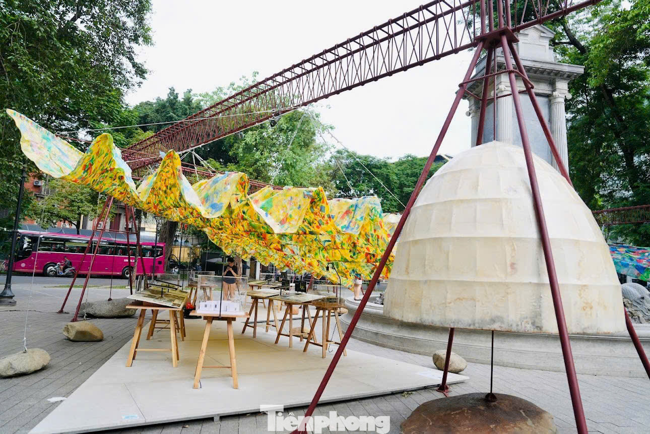 Không gian trưng bày được thiết kế như một “khu vườn tái chế” sống động với nhiều tác phẩm sắp đặt, mô hình và tiểu cảnh nghệ thuật, trở thành điểm đến hấp dẫn du khách. Triễn lãm dự kiến kéo dài đến hết ngày 18/5.