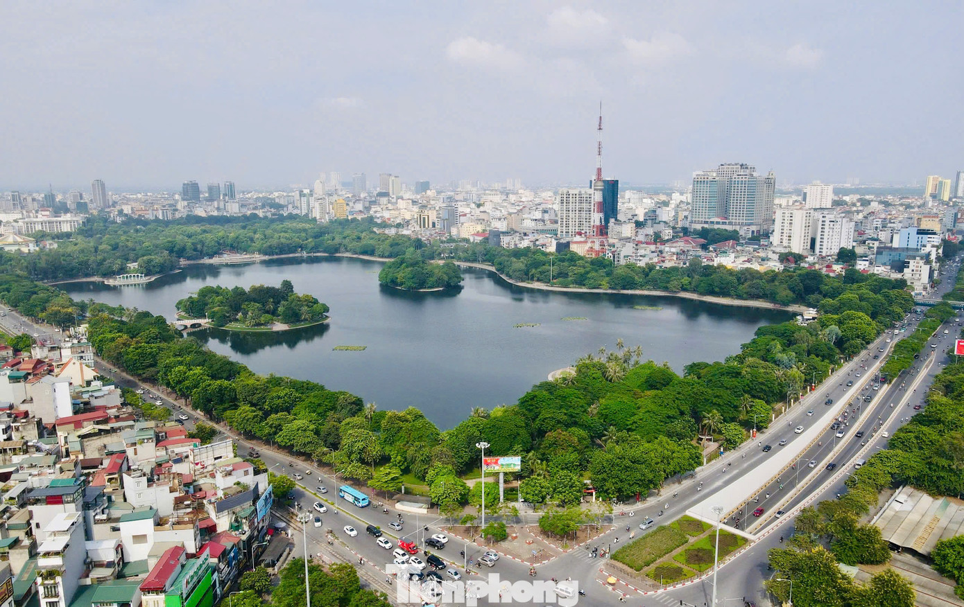 Công viên Thống Nhất (quận Hai Bà Trưng) được xây dựng từ năm 1958 bằng những ngày công lao động tự nguyện của người dân Hà Nội. Công viên chia thành nhiều khu đất, trồng các giống cây của cả 3 miền, ở giữa hồ có đảo Hòa Bình và đảo Thống Nhất. Hai từ 'Thống Nhất' nói lên khát vọng hòa bình và thống nhất đất nước của dân tộc ta.