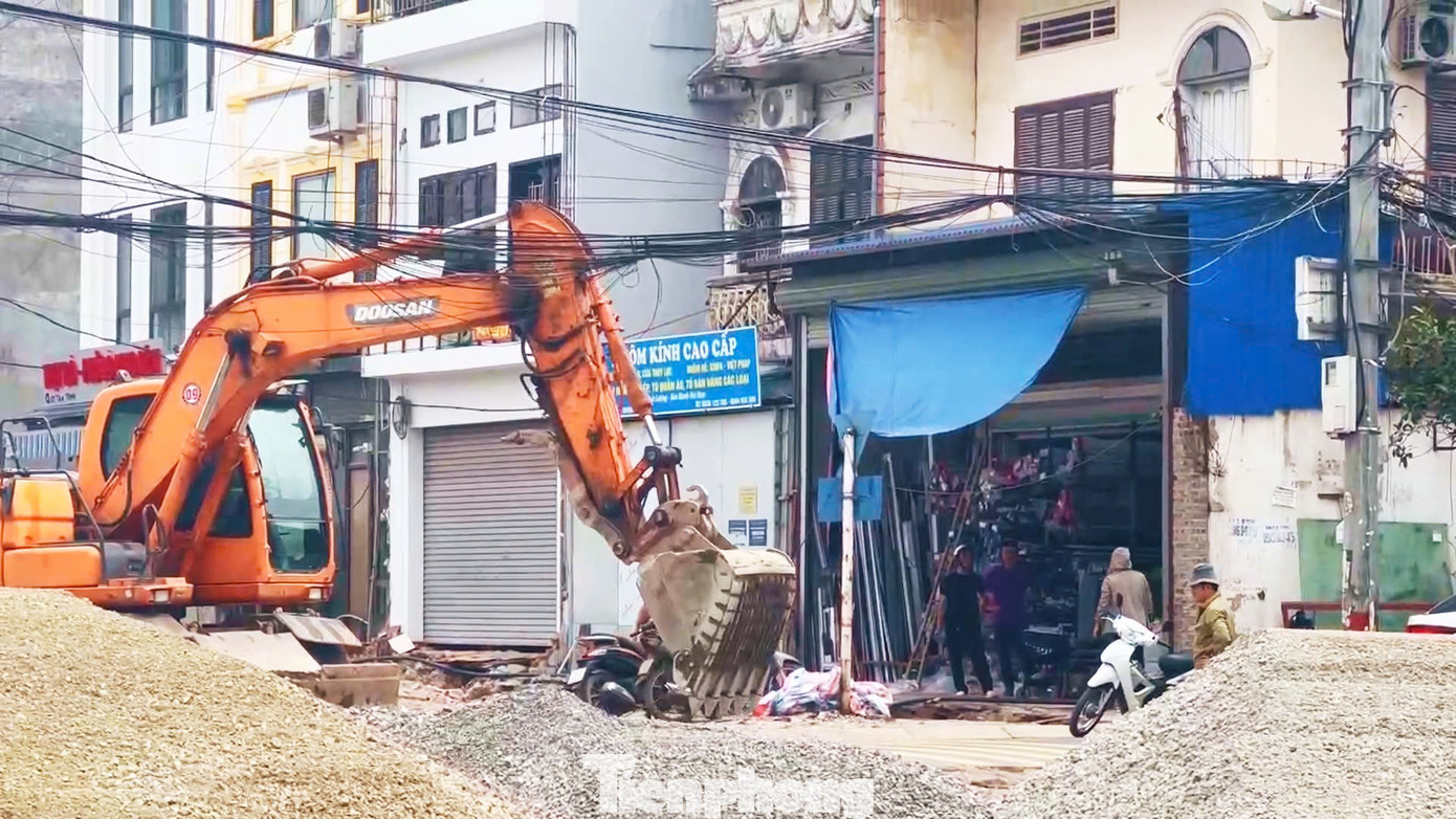 Do gặp nhiều khó khăn trong công tác giải phóng mặt bằng nên dự án bị đình trệ. Đến nay sau 4 lần thay đổi mốc thời gian hoàn thành giải phóng mặt bằng và gần 10 năm thi công, tuyến đường Tam Trinh vẫn ngổn ngang, ùn tắc triền miên.