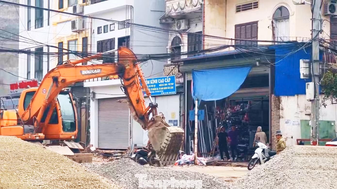 Do gặp nhiều khó khăn trong công tác giải phóng mặt bằng nên dự án bị đình trệ. Đến nay sau 4 lần thay đổi mốc thời gian hoàn thành giải phóng mặt bằng và gần 10 năm thi công, tuyến đường Tam Trinh vẫn ngổn ngang, ùn tắc triền miên.