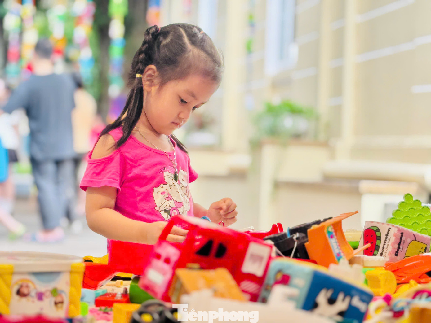 Triển lãm nhanh chóng thu hút đông đảo công chúng ở mọi lứa tuổi ghé thăm, đặc biệt là các bạn nhỏ.