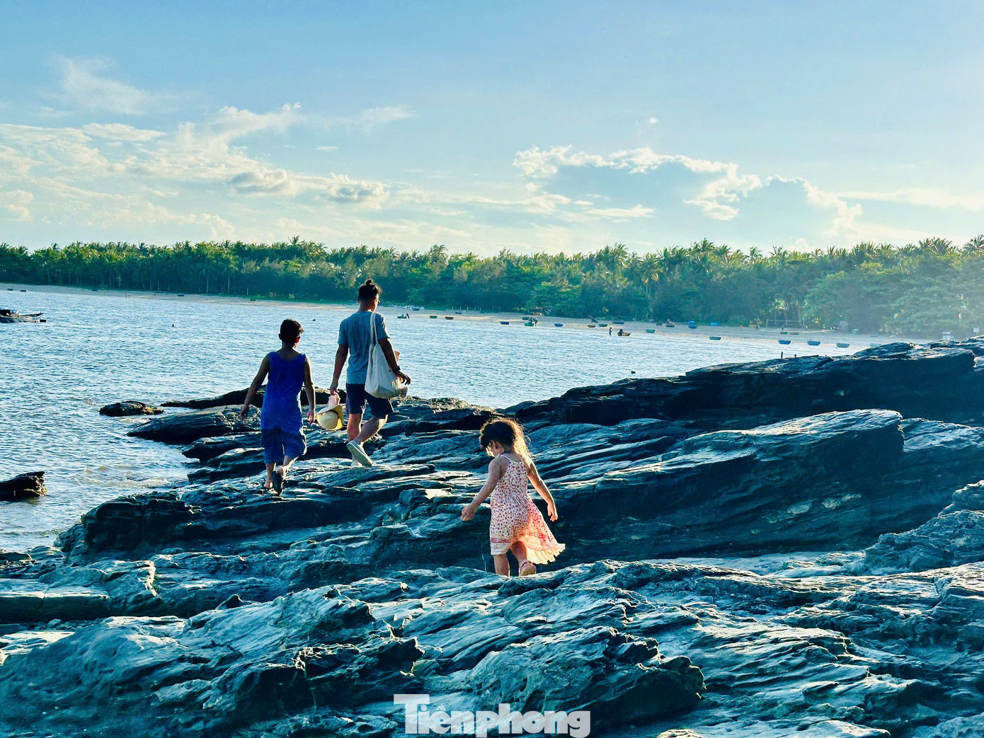 Ghềnh đá Bàn Than là tuyệt tác điêu khắc của thiên nhiên, thu hút du khách bởi vẻ đẹp nên thơ cùng các tảng đá nhiều hình thù độc đáo.