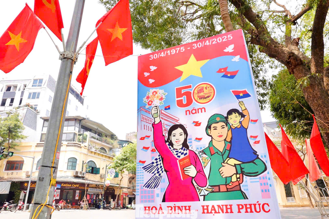 Hà Nội trang hoàng rực rỡ chào mừng kỷ niệm 50 năm Ngày Thống nhất đất nước trên tất cả các tuyến phố.