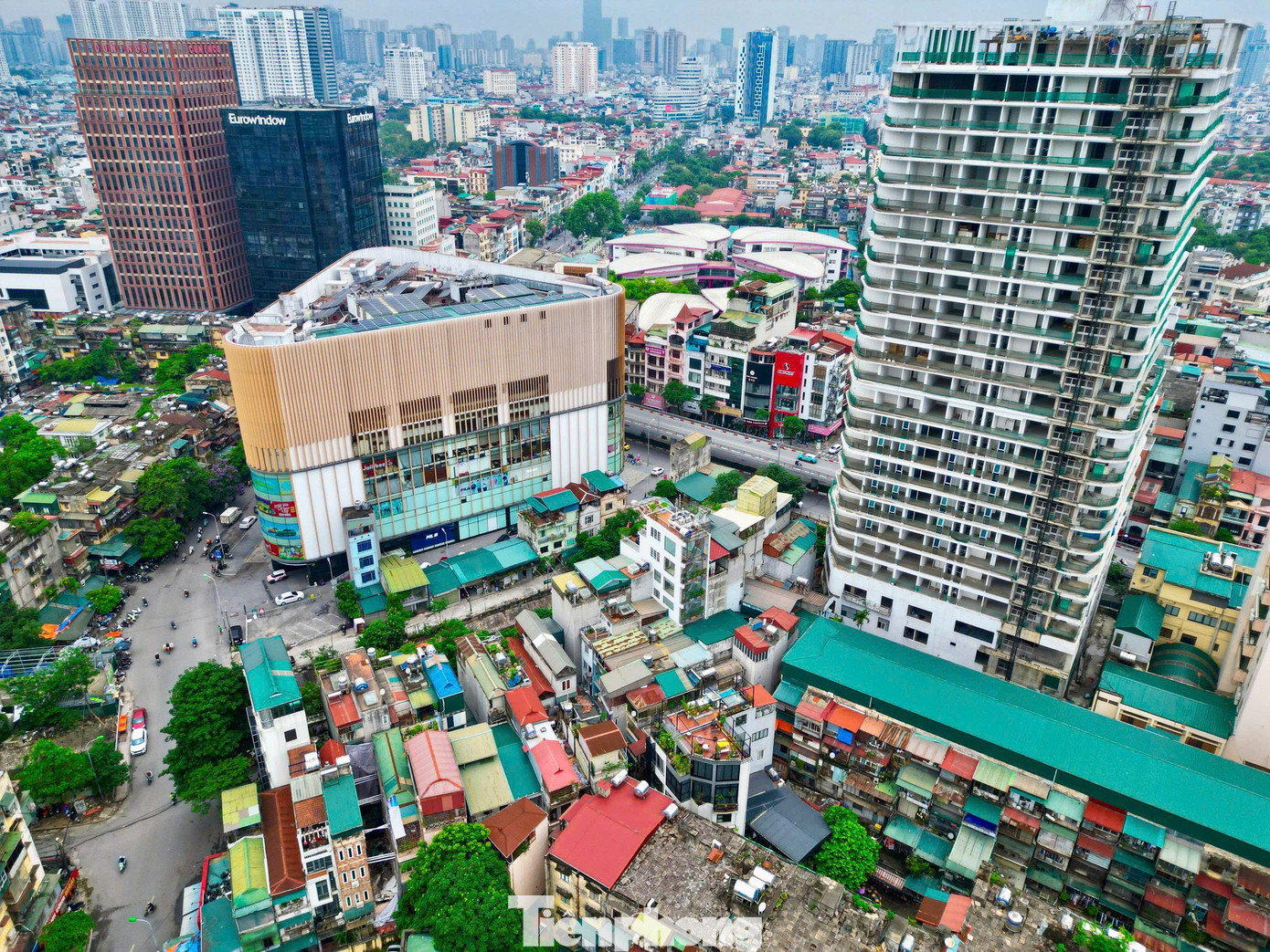 Sự đối lập ấy là hai “hơi thở” cuộc sống khác nhau của Thủ đô đang chuyển mình từng ngày.