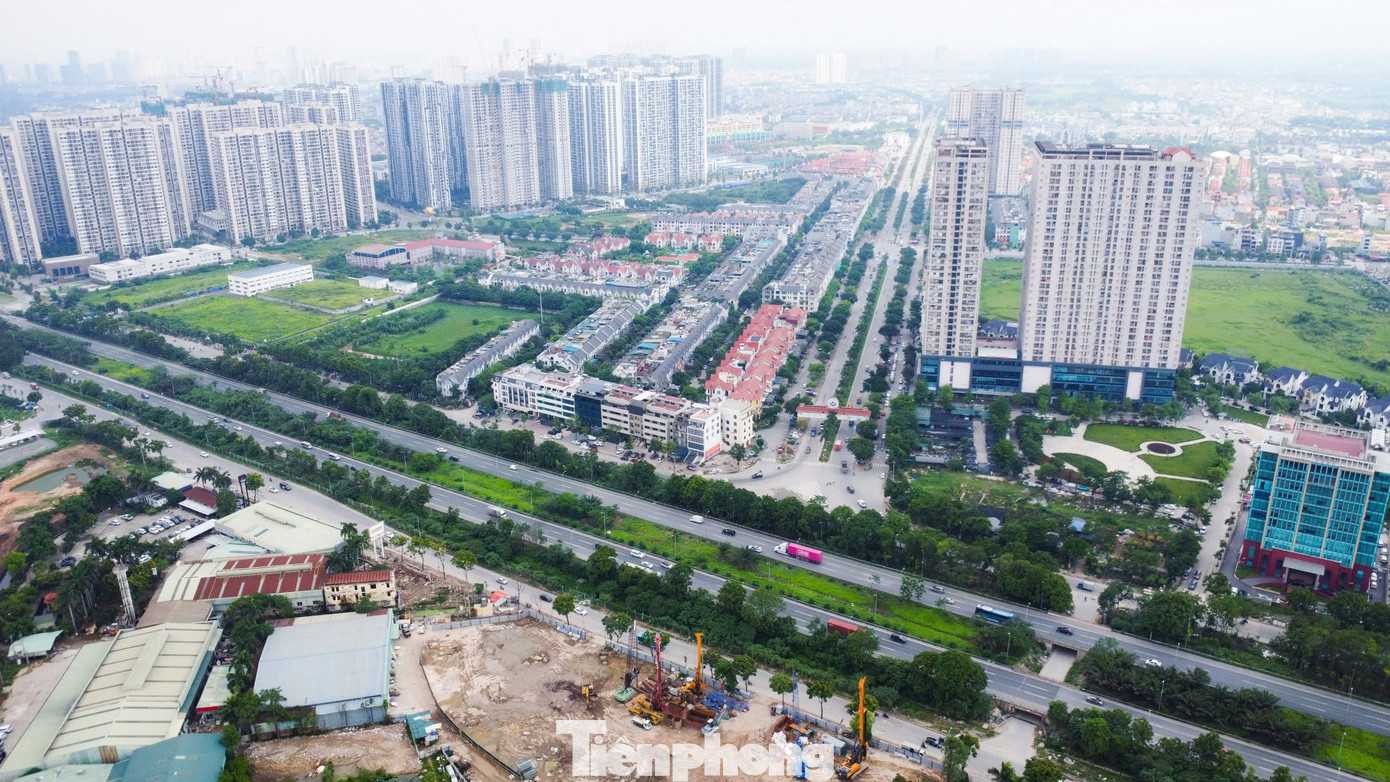 Một trong những nguyên nhân khiến tuyến đường chậm tiến độ là do vướng mắc khâu giải phóng mặt bằng. Trong phạm vi thực hiện dự án tuyến đường Vành đai 3,5 (từ Đại lộ Thăng Long đến QL32), có khoảng 6.000m2 của Di chỉ Vườn Chuối (xã Kim Chung, huyện Hoài Đức). Hiện tại, công tác khai quật và di dời di chỉ khảo cổ Vườn Chuối đã được hoàn tất.