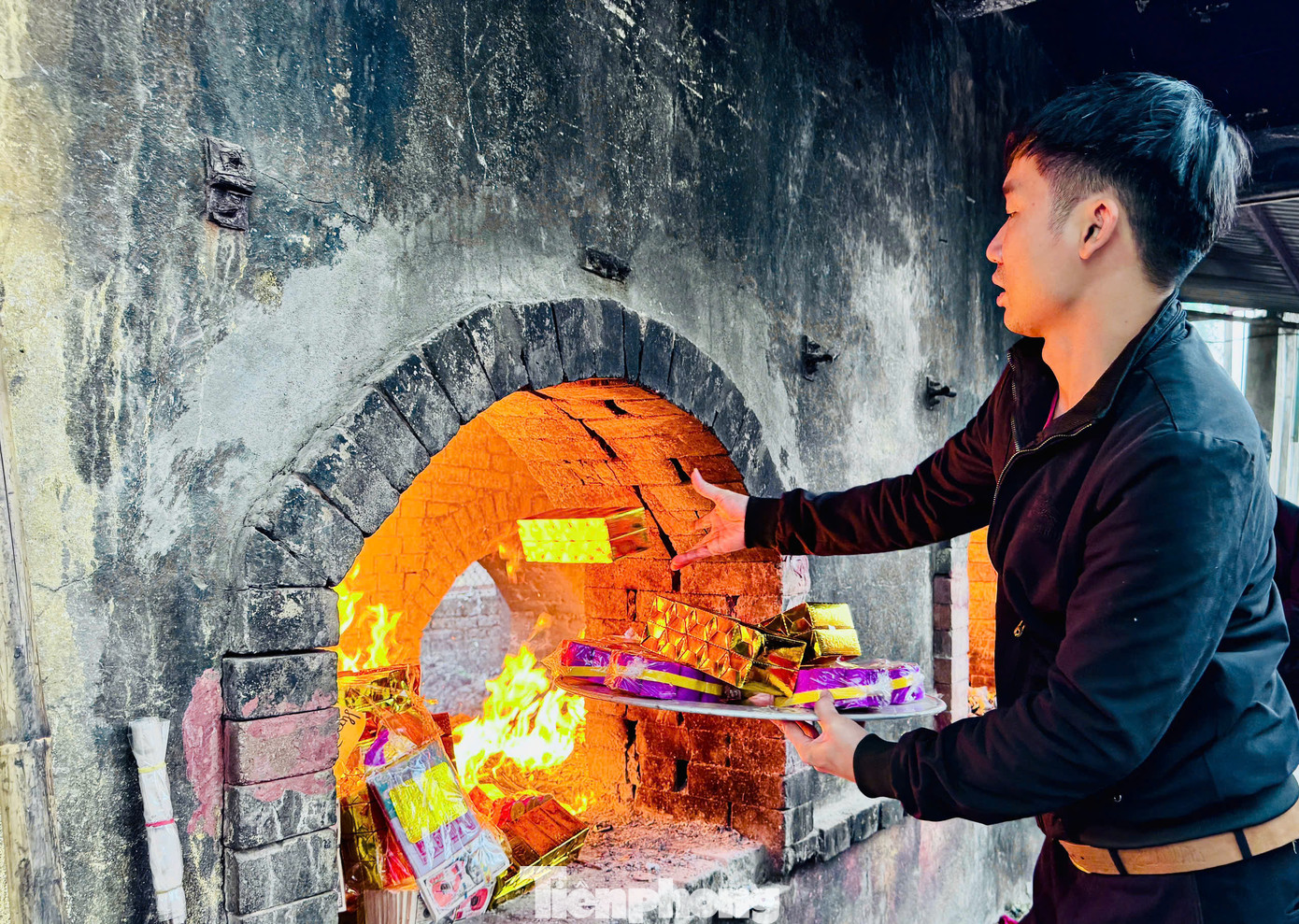 Khu vực hóa vàng luôn đỏ lửa suốt cả ngày.