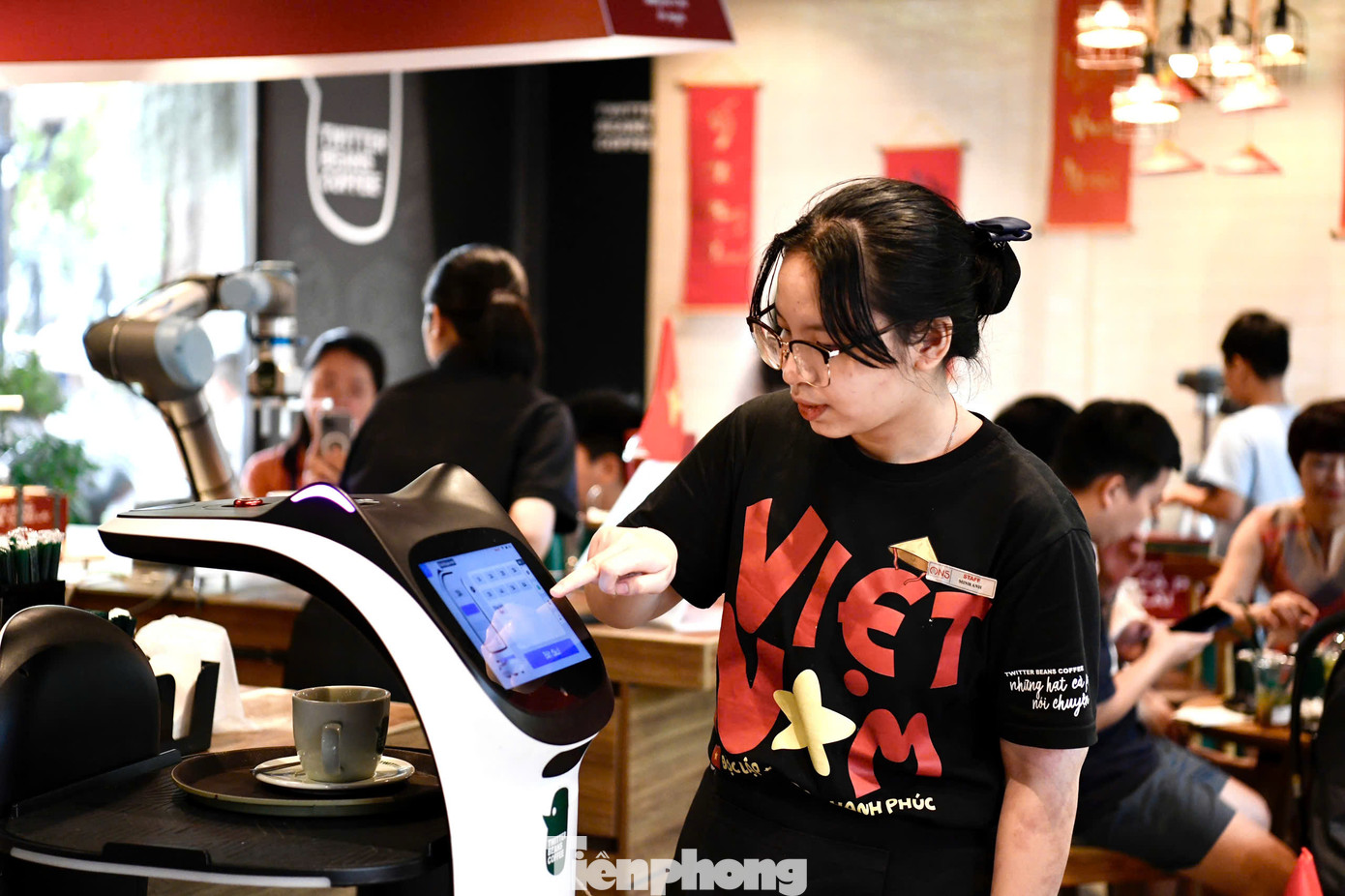 Robot tiếp theo đảm nhận vai trò bưng bê, mang đồ uống đến bàn cho khách, có khả năng tương tác bằng giọng nói cùng những bản nhạc được lập trình trước tạo trải nghiệm thú vị cho thực khách.