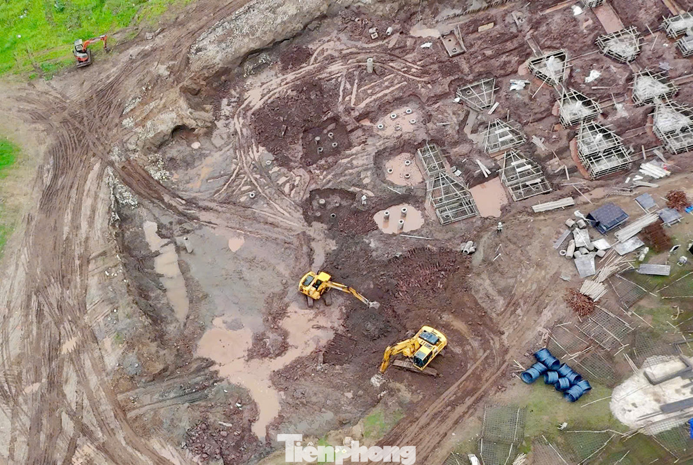 Thời điểm hiện tại, nhiều máy móc, công nhân được huy động làm việc trên công trường dự án