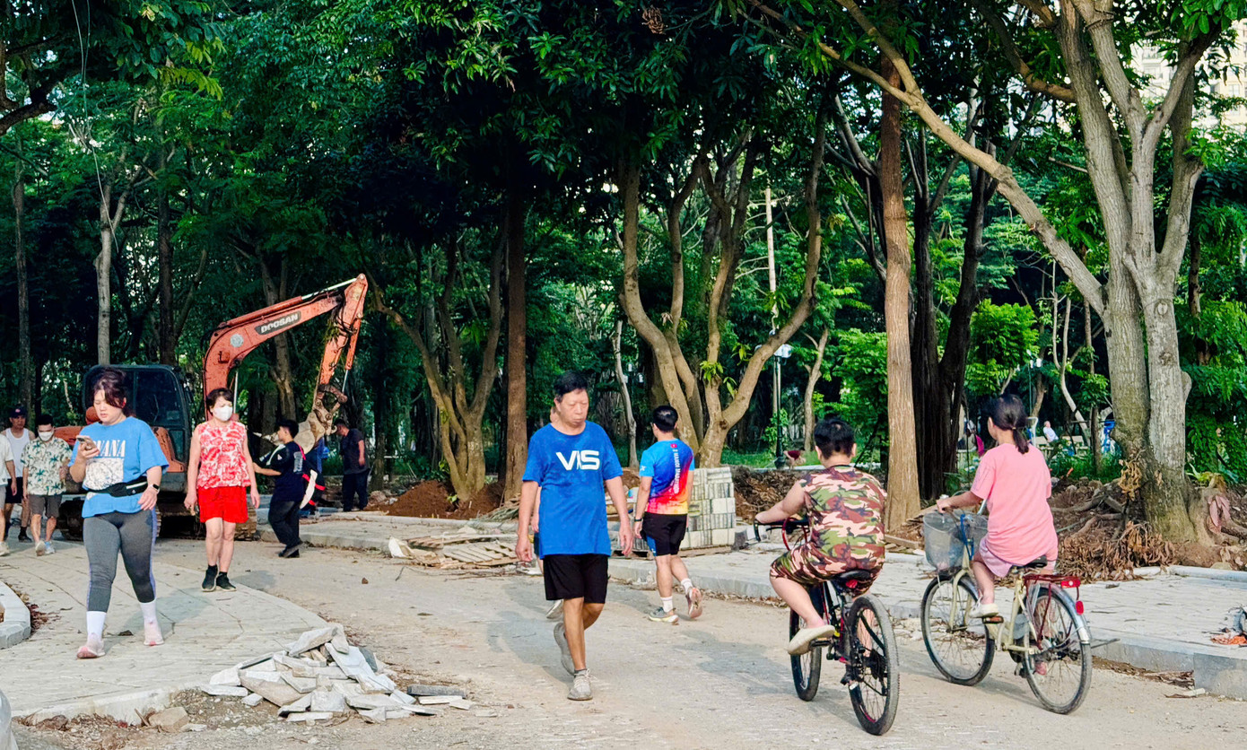Hiện tại nhiều hạng mục thi công cải tạo công viên Cầu Giấy vẫn còn ngổn ngang, bụi bặm chưa hoàn thiện nhưng vào buổi sáng sớm và chiều muộn, công viên vẫn thu hút hàng trăm người dân đến đi bộ, tập thể dục. Không ít phụ huynh cũng dẫn theo trẻ nhỏ đến vui chơi, đạp xe ngay cạnh công trình đang thi công, tồn tại nhiều nguy cơ gây nguy hiểm, tai nạn.