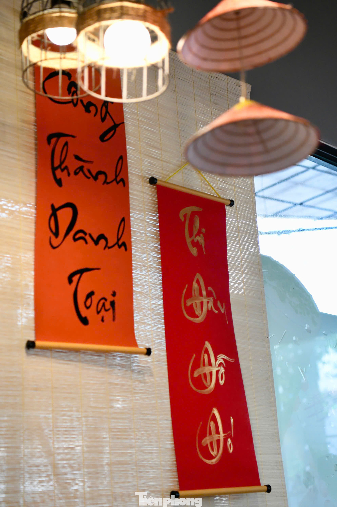 Robot thứ ba chuyên viết thư pháp, kết hợp giữa yếu tố hiện đại và văn hóa truyền thống. Du khách chỉ cần trả thêm 20.000 đồng mua giấy là được ông đồ tên Thư phục vụ 1 bức thư pháp hoàn chỉnh.