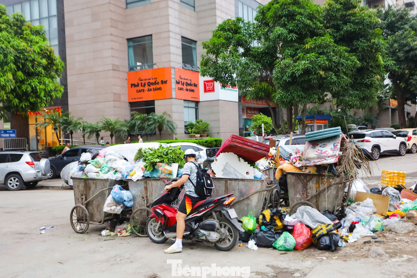 Đoạn giao với phố Thành Thái hiện đang trở thành điểm tập kết rác thải tự phát, trong khi lối đi nhỏ không có rào chắn, gây nguy hiểm cho người tham gia giao thông, đặc biệt vào ban đêm. Đoạn giao với phố Thành Thái hiện đang trở thành điểm tập kết rác thải tự phát, trong khi lối đi nhỏ không có rào chắn, gây nguy hiểm cho người tham gia giao thông, đặc biệt vào ban đêm.