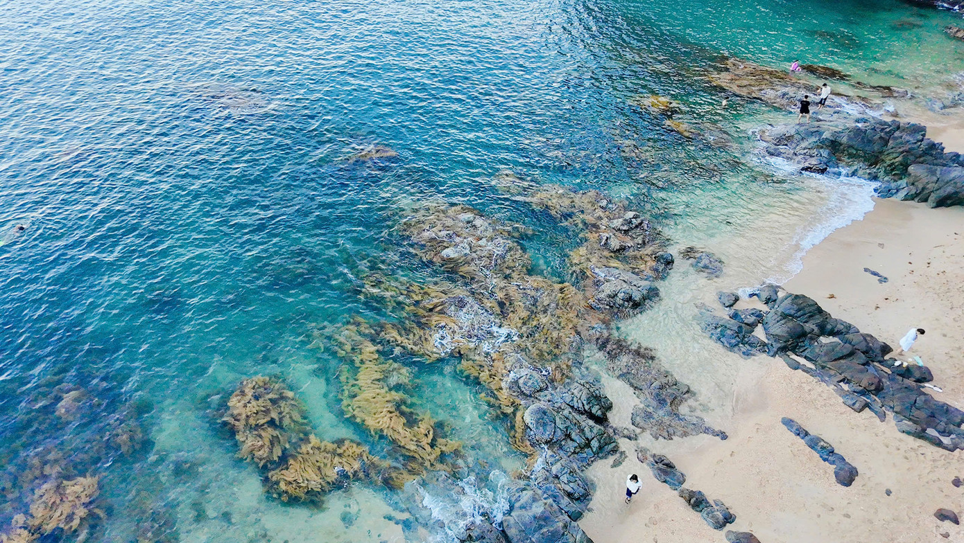 Cách trung tâm Đà Nẵng khoảng 20km, Ghềnh Bàng nằm ẩn mình trên bán đảo Sơn Trà, là điểm đến lý tưởng cho những ai yêu thích khám phá và trải nghiệm thiên nhiên nguyên sơ. Cách trung tâm Đà Nẵng khoảng 20km, Ghềnh Bàng nằm ẩn mình trên bán đảo Sơn Trà, là điểm đến lý tưởng cho những ai yêu thích khám phá và trải nghiệm thiên nhiên nguyên sơ.