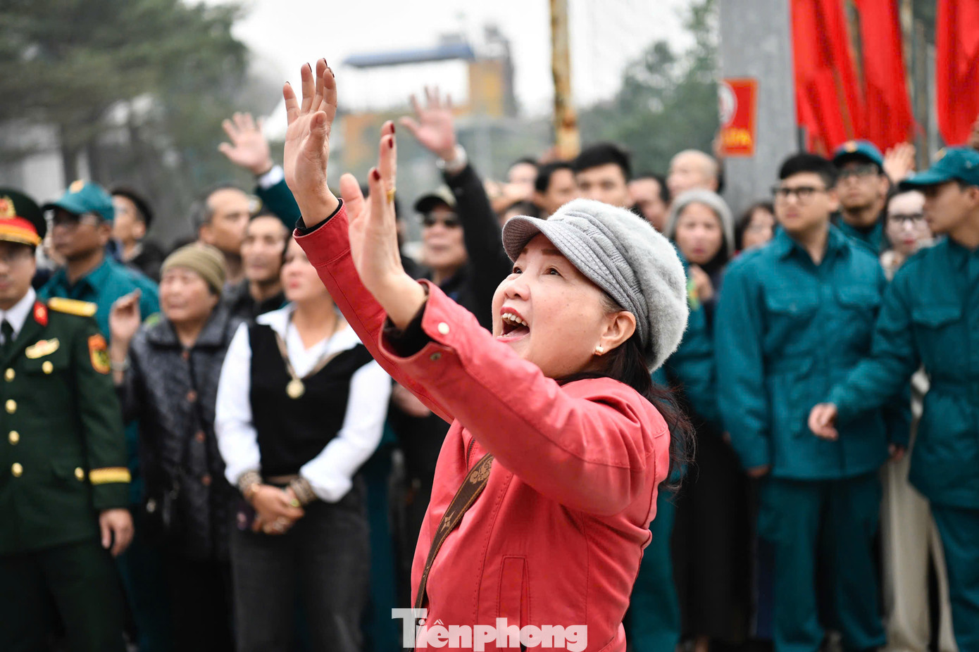 Khoảnh khắc bịn rịn của người thân trước khi chia tay con, em lên đường nhập ngũ.