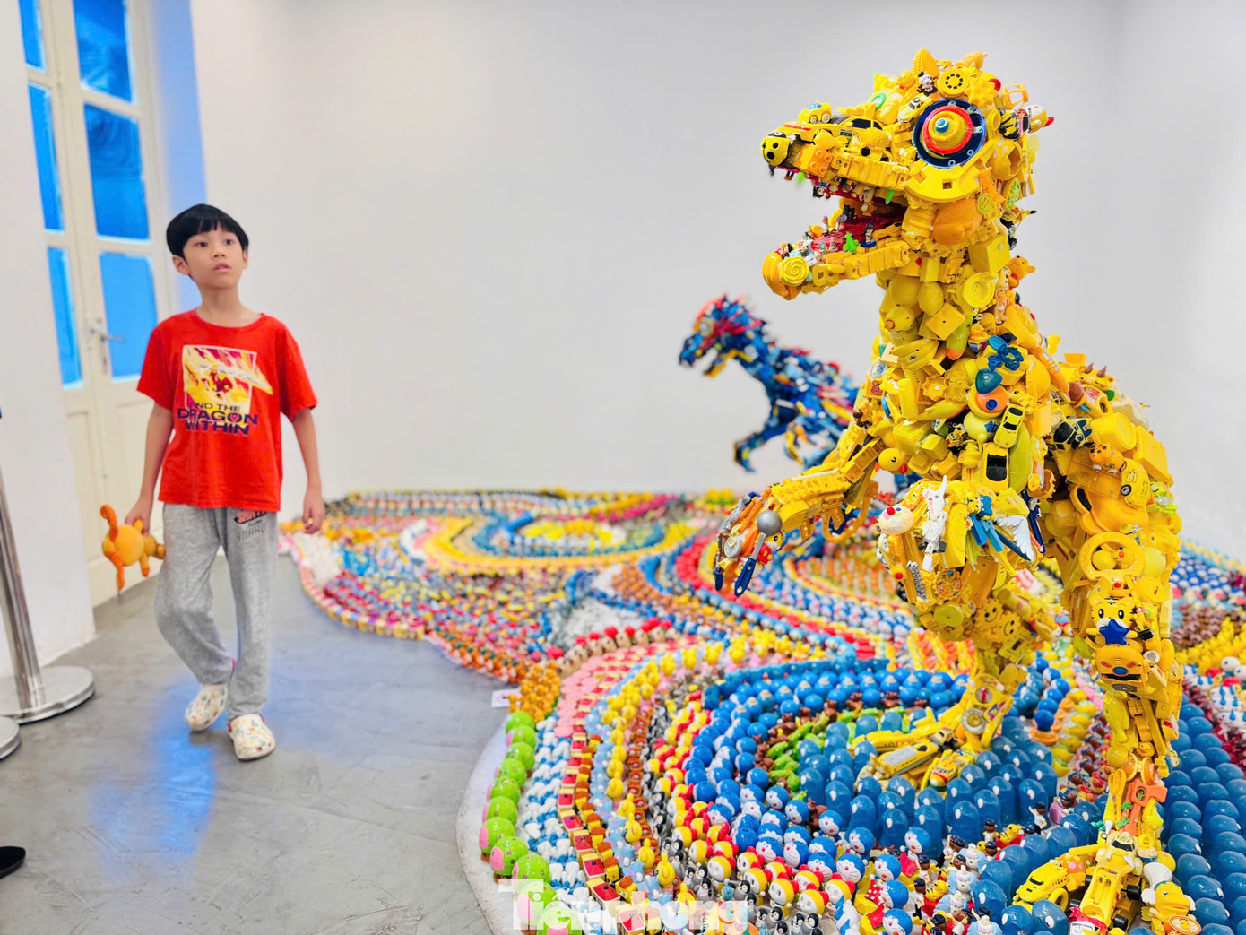 Tất cả đều là đồ chơi nhựa bị vứt bỏ được thu thập từ khắp đất nước Nhật Bản, dưới bàn tay tài hoa và trí tưởng tượng bay bổng của nghệ sĩ, những món đồ chơi bằng nhựa bị lãng quên được tái sinh thêm vòng đời mới trở thành các tác phẩm nghệ thuật độc đáo.