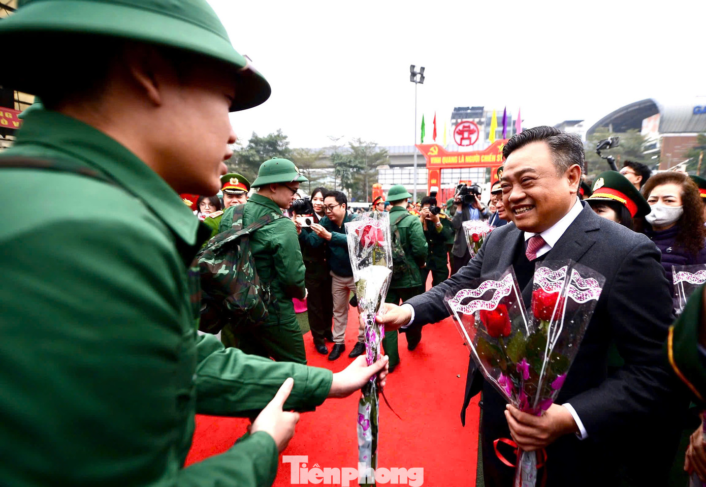 Chủ tịch UBND TP Hà Nội Trần Sỹ Thanh tặng hoa các tân binh trước khi lên đường nhập ngũ.