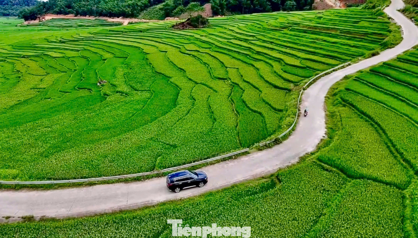 Đến Pù Luông vào những ngày đầu tháng 5, du khách sẽ có dịp ngắm những thửa ruộng bậc thang xanh mướt của lúa non uốn lượn quanh sườn núi. Cảnh sắc hùng vĩ, nên thơ khiến nơi đây trở thành điểm đến lý tưởng cho du khách muốn tìm về với thiên nhiên nguyên sơ và tận hưởng nhịp sống chậm rãi, an lành.