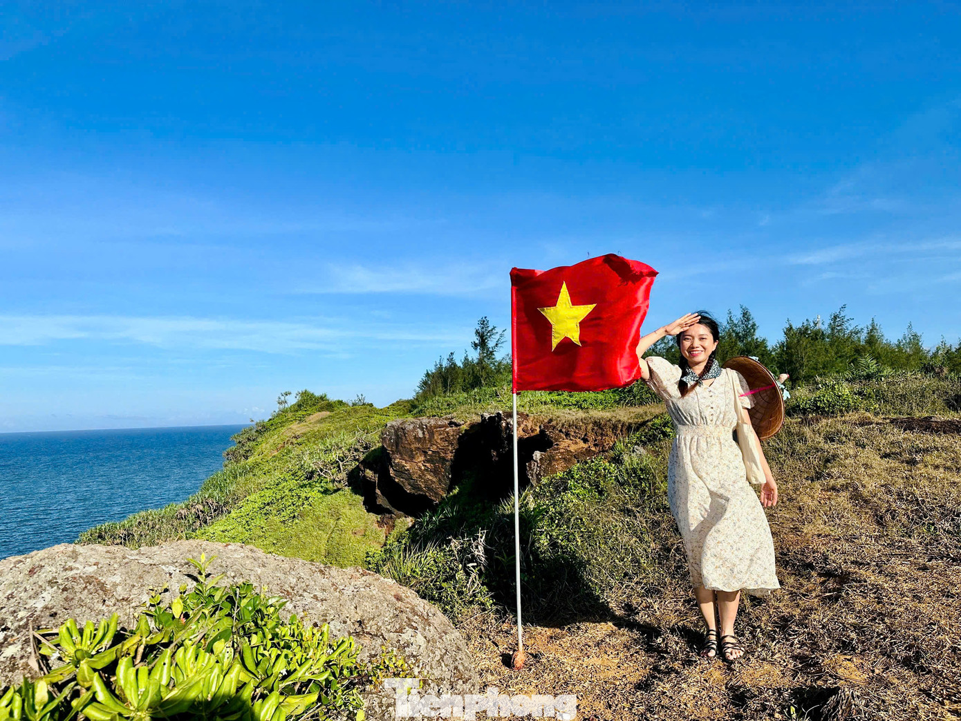 Ghềnh đá Bàn Than là tuyệt tác điêu khắc của thiên nhiên, thu hút du khách bởi vẻ đẹp nên thơ cùng các tảng đá nhiều hình thù độc đáo.