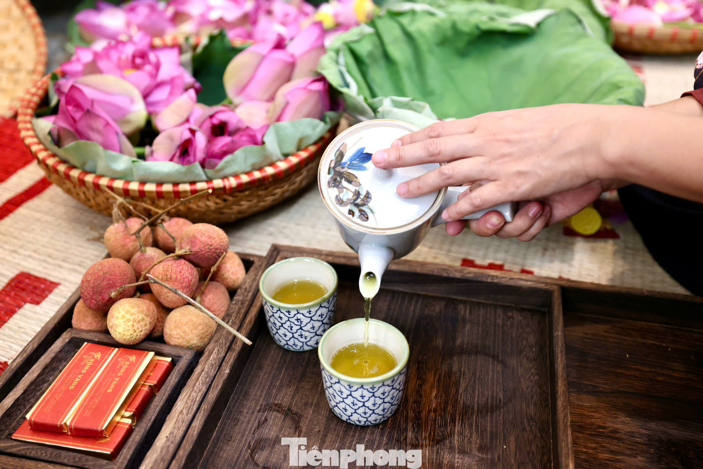 Từ lâu trà sen Hồ Tây đã trở thành một thức quà nổi tiếng của người Hà Nội. Trà sen được ví là thức uống tinh hoa của đất trời, đại diện cho sự tao nhã của người Hà Nội, nhất là trà sen Quảng An. Từ lâu trà sen Hồ Tây đã trở thành một thức quà nổi tiếng của người Hà Nội. Trà sen được ví là thức uống tinh hoa của đất trời, đại diện cho sự tao nhã của người Hà Nội, nhất là trà sen Quảng An.