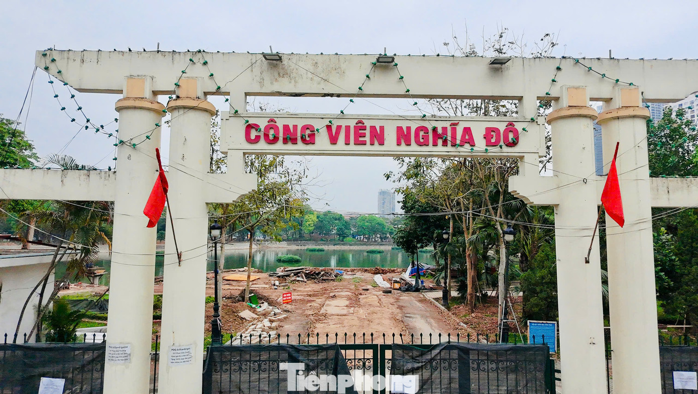 Công viên Nghĩa Đô, phường Nghĩa Tân với diện tích 42.000m2 là một trong những công viên lớn nhất nằm ở trung tâm thành phố Hà Nội cũng đang được cải tạo, sửa chữa.