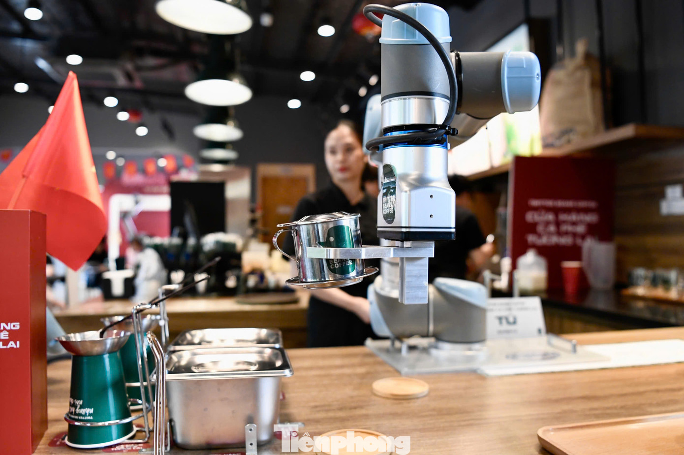 Robot đầu tiên tên Tú đóng vai một "barista" được lập trình pha chế các đồ uống. Hệ thống lập trình của Tú được tính toán chính xác các khoảng cách và góc nắm giữ bình đựng, thìa xúc nguyên liệu… để thao tác đúng với các dụng cụ trong quy trình pha chế.