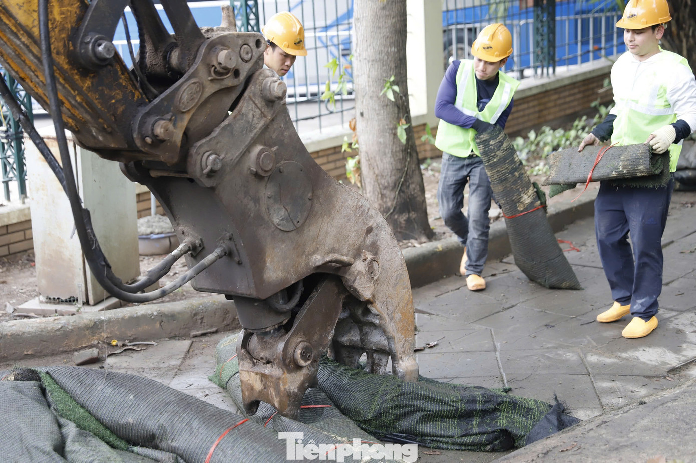 Hiện tại toàn bộ thảm cỏ nhân tạo đã hư hỏng tại khu vực vui chơi trẻ em đã được loại bỏ. Dự án cũng sẽ thay mới và lắp bổ sung các thiết bị vui chơi, thiết bị tập thể dục thể thao ngoài trời đã xuống cấp, hư hỏng.