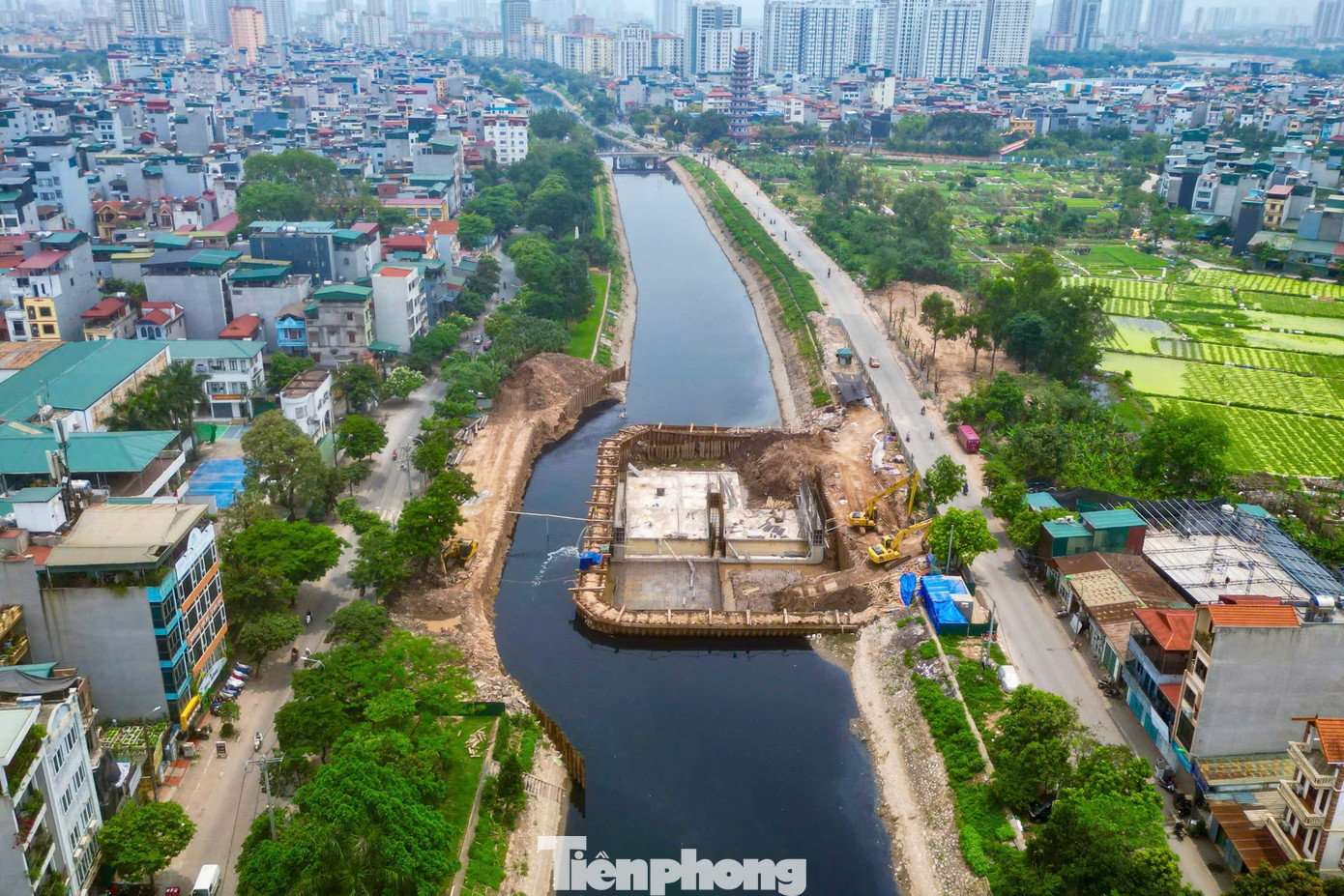 Hà Nội đang triển khai các giải pháp đồng bộ nhằm cải tạo môi trường sông Tô Lịch, với trọng tâm là việc xây dựng hệ thống đập dâng giúp giữ nước và điều tiết dòng chảy. Công trình đầu tiên được thực hiện tại khu vực cầu Quang (xã Thanh Liệt, huyện Thanh Trì) với nỗ lực hồi sinh con sông huyết mạch của Thủ đô.