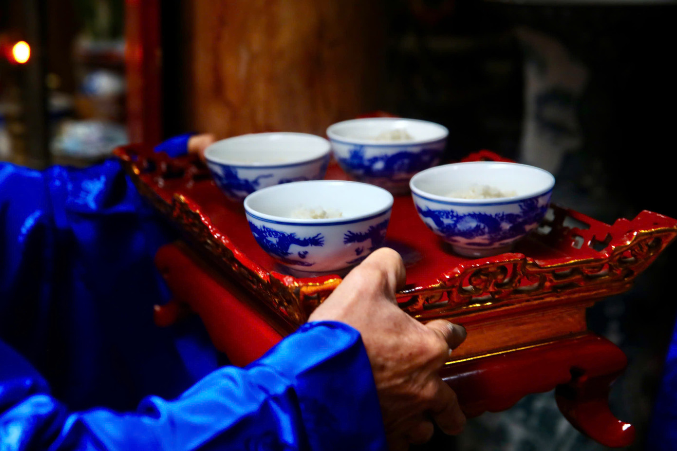 Sau khi tìm đủ 4 nồi cơm, ban giám khảo sẽ mang xới ra bát để dâng lên Thành hoàng làng. Sau khi nồi cơm của đội 4 giành giải nhất được công bố, người dân vội vàng lao tới, tranh nhau bốc một nắm cơm để ăn lấy may đầu xuân năm mới. Sau khi tìm đủ 4 nồi cơm, ban giám khảo sẽ mang xới ra bát để dâng lên Thành hoàng làng. Sau khi nồi cơm của đội 4 giành giải nhất được công bố, người dân vội vàng lao tới, tranh nhau bốc một nắm cơm để ăn lấy may đầu xuân năm mới.