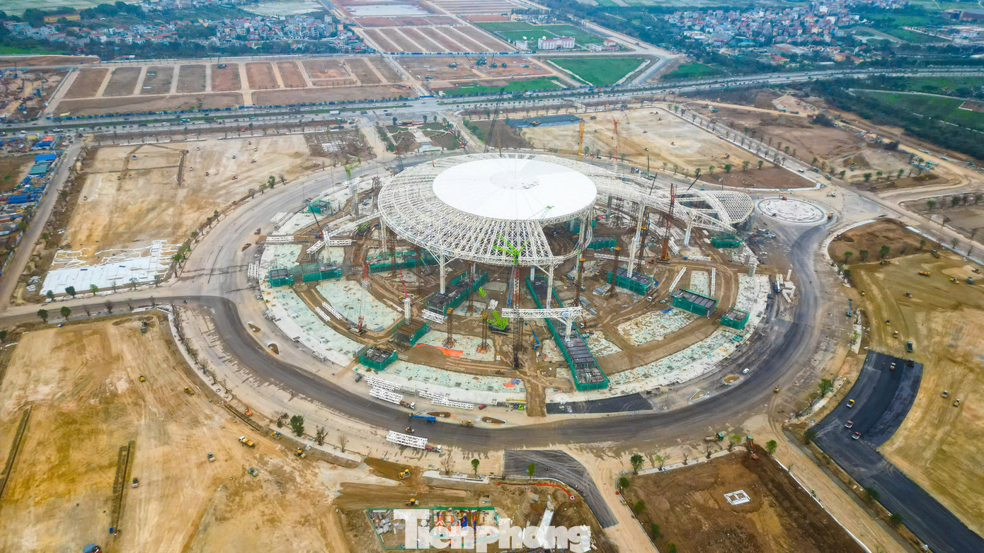 Trung tâm Hội chợ triển lãm Quốc gia khi hoàn thành và đi vào khai thác sẽ là biểu tượng phát triển mới của Thủ đô, góp phần đưa Hà Nội trở thành một “kinh đô triển lãm” của thế giới. Trung tâm Hội chợ triển lãm Quốc gia khi hoàn thành và đi vào khai thác sẽ là biểu tượng phát triển mới của Thủ đô, góp phần đưa Hà Nội trở thành một “kinh đô triển lãm” của thế giới.