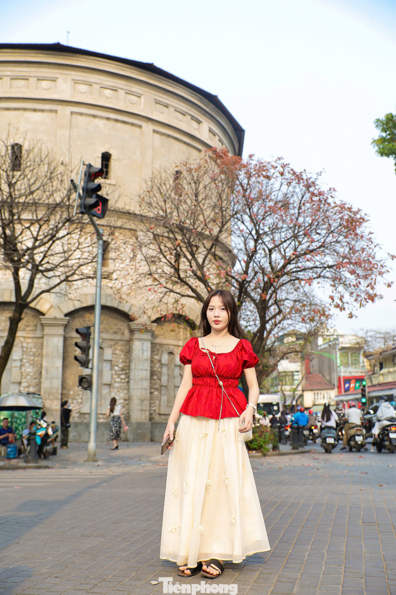 Khung cảnh độc đáo này nhanh chóng thu hút các bạn trẻ tới đây chụp ảnh. Khung cảnh độc đáo này nhanh chóng thu hút các bạn trẻ tới đây chụp ảnh.