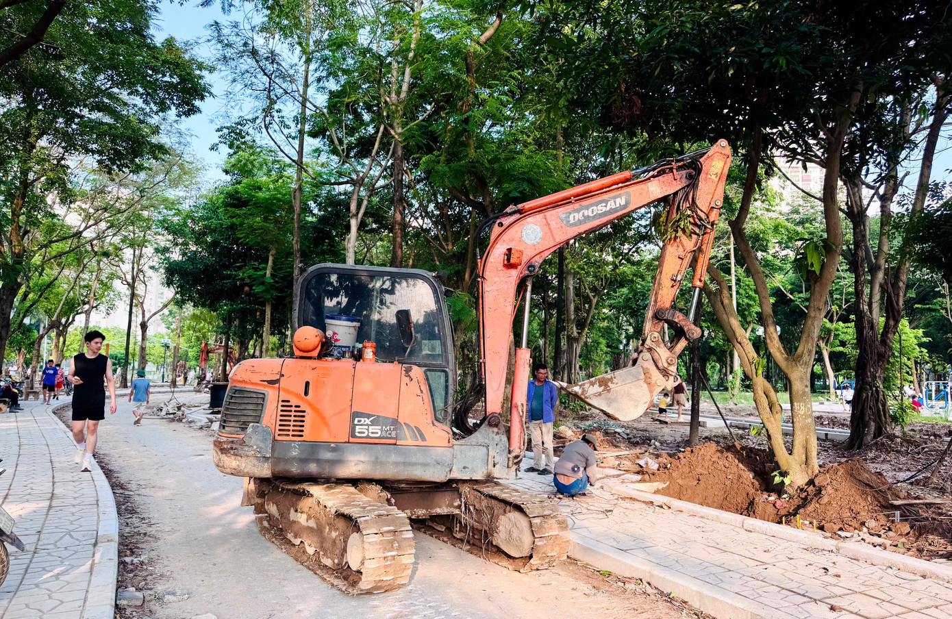 Nhiều đoạn lối đi bị chắn bởi vật liệu xây dựng, máy móc đặt sát khu vực tập luyện. Cát đá vương vãi, mặt đường lồi lõm khiến người đi bộ, đặc biệt là người cao tuổi, dễ trượt ngã. "Di chuyển vừa phải né công nhân đang làm việc, vừa phải tránh thiết bị thi công vận hành, người dân chúng tôi không khỏi lo lắng nhưng vẫn cố tập luyện vì không còn lựa chọn nào khác, do thiếu các điểm vui chơi công cộng", anh Công Sơn nhà ở đường Nguyễn Khang chia sẻ.