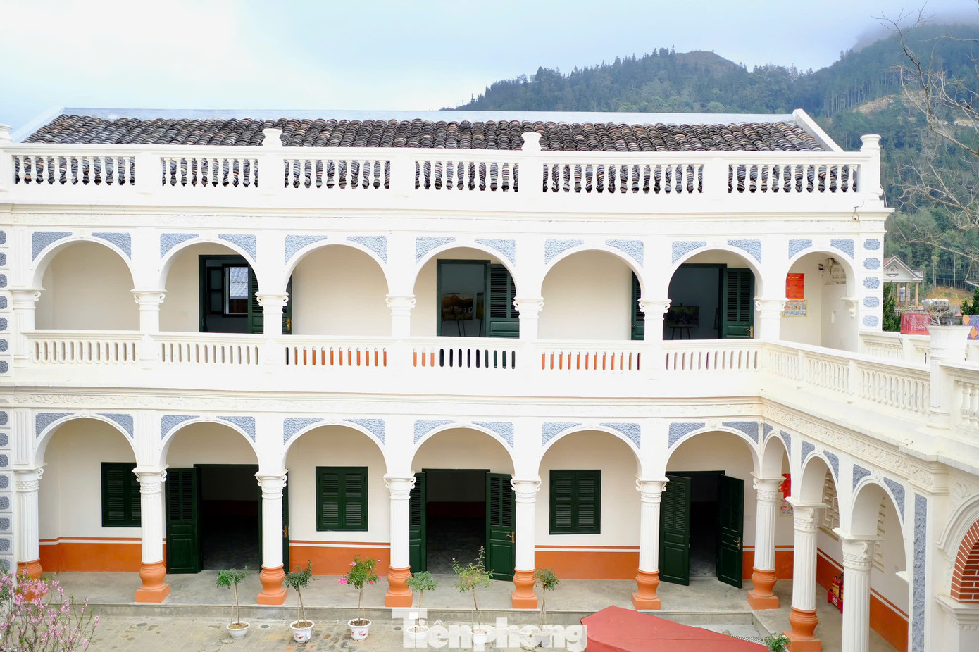 Sau gần 1 năm trùng tu, dinh thự "vua Mèo" Hoàng A Tưởng đã khoác lên màu sơn mới, mái ngói được hạ giải, thay thế viên hư hỏng. Chân tường, một số chỗ họa tiết, hoa văn được phủ sơn màu xanh ghi, màu gạch đỏ. Sau gần 1 năm trùng tu, dinh thự "vua Mèo" Hoàng A Tưởng đã khoác lên màu sơn mới, mái ngói được hạ giải, thay thế viên hư hỏng. Chân tường, một số chỗ họa tiết, hoa văn được phủ sơn màu xanh ghi, màu gạch đỏ.