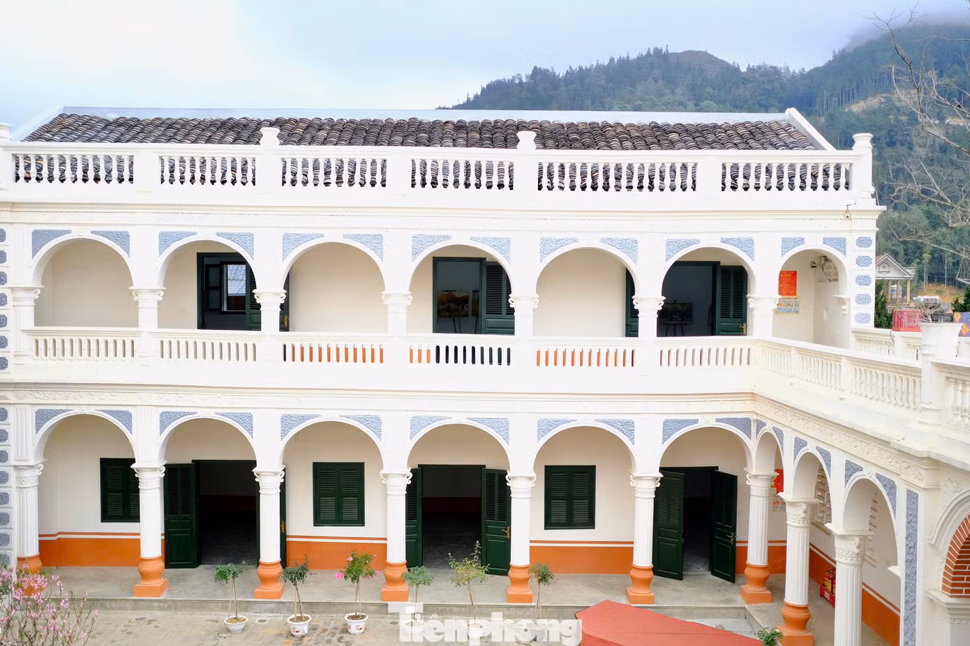 Sau gần 1 năm trùng tu, dinh thự "vua Mèo" Hoàng A Tưởng đã khoác lên màu sơn mới, mái ngói được hạ giải, thay thế viên hư hỏng. Chân tường, một số chỗ họa tiết, hoa văn được phủ sơn màu xanh ghi, màu gạch đỏ. Sau gần 1 năm trùng tu, dinh thự "vua Mèo" Hoàng A Tưởng đã khoác lên màu sơn mới, mái ngói được hạ giải, thay thế viên hư hỏng. Chân tường, một số chỗ họa tiết, hoa văn được phủ sơn màu xanh ghi, màu gạch đỏ.