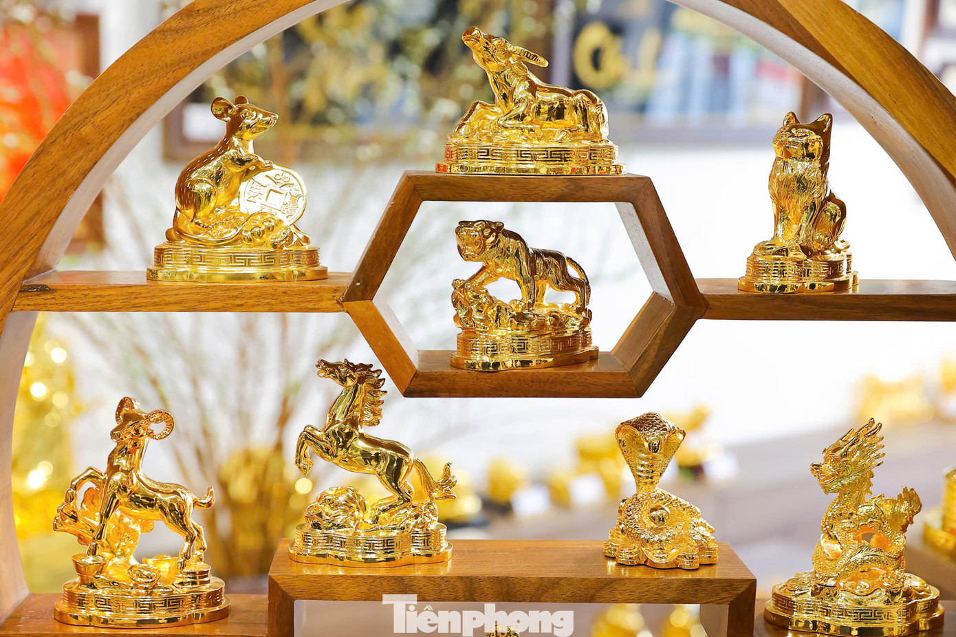 Linh vật mạ vàng có giá từ vài triệu đến hàng chục triệu đồng tùy theo kích thước và độ tinh xảo của sản phẩm.