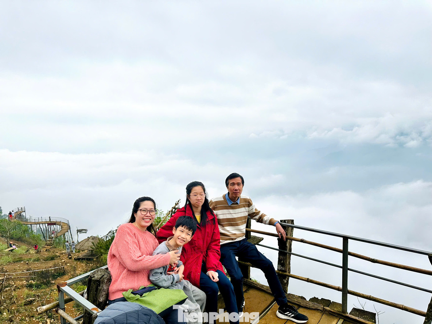 Bạn Thu Hà ở quận Đống Đa, Hà Nội chia sẻ: "Gia đình mình đã có chuyến đi đáng nhớ, săn mây thành công. Biển mây ở Hang Kia sẽ thấp hơn tầm nhìn nên có cảm giác như cả nhà đang đứng trên mây. Những lớp mây nằm ở lưng chừng như tấm vải trắng của thiên nhiên căng giữa hai dãy núi, trải dài vô tận, rất ấn tượng".